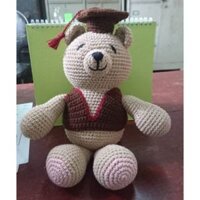 Gấu misa tốt nghiệp. Được làm từ chất liệu len cotton Thổ Nhĩ Kỳ và bông hạt. Tạo sự mềm mại và đầy ý nghĩa cho các bạn