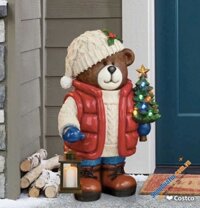 Gấu Noel phiên bản 2024 - Gấu Giáng sinh xách đèn và cây thông được trang trí bằng đèn LED chắc chắn mang đến không khí giáng sinh tràn ngập