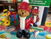 Gấu trang trí noel siêu xinh - Chú gấu nâu ôm gói quà được trang trí bằng đèn LED