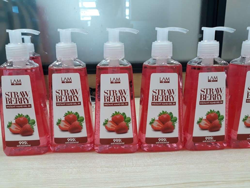 Gel rửa tay khô hương dâu Lamcosmé Instant Hand Gel Strawberry 240ml
