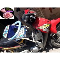 Ghế ngồi xe máy số có vòng bảo vệ cho bé và xếp gọn được