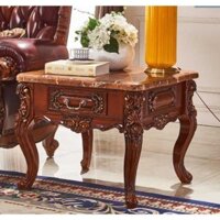 Ghế sofa gỗ đơn giản kiểu châu Âu, bên cạnh mấy phòng khách, trà nhỏ, góc bàn cà phê, tủ TV chạm trổ.