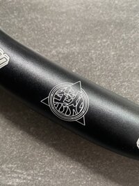 Ghi đông MTB 31.8 Ardently City -480mm fixed trick - Đen chữ trắng (Chiếc)