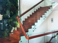 Giá cầu thang kính cường lực tay vịn gỗ căm xe
