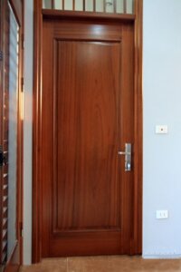 Giá cửa gỗ căm xe