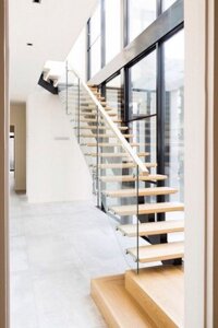 Giá lan can cầu thang kính tay vịn gỗ