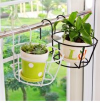 Giá Treo Chậu Hoa Lên Hàng Rào hoặc Ban Công tiện dụng