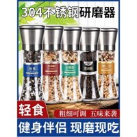 Gia vị hỗn hợp muối biển và hạt tiêu đen với máy xay, muối chanh, gia vị cho ức gà, bột hạt tiêu cho bít tết phương Tây