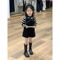 [Giảm giá 50%] Bộ đồ bé gái, áo dài tay, áo trẻ em, quần áo trẻ em Hàn Quốc, quần yếm vải nỉ đen phong cách Hepburn mùa thu và mùa đông, áo len sọc tương phản cho trẻ em, Zheng Han 5