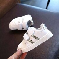 Giày adidas kẻ sọc
