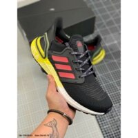 Giày Adidas Ultra Boost.