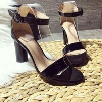 Giày cao gót hở mũi da bóng.