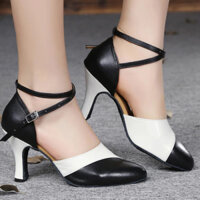 Giày khiêu vũ kín mũi phối màu trắng đen