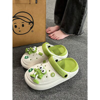 Giày lỗ đế dày Giày 2024 Mùa Hè Nữ giày dép đi biển hoạt hình cặp đôi độn đầu chống trơn trượt đi bên ngoài cảm giác cứt