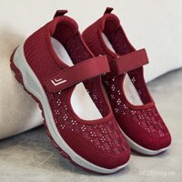 Giày mẹ 2025 mùa xuân mới giày lưới cho phụ nữ giày vải Bắc Kinh cũ giày đi bộ cho người trung niên và người già đế mềm giày người già