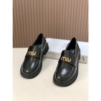 Giày moca chữ mạ vàng MIU mũi tròn khoẻ khoắn (phom 1,5)