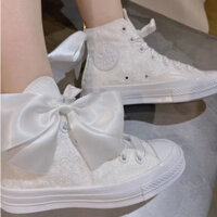 Giày nữ màu trắng với thêu ren Converse và nơ satin