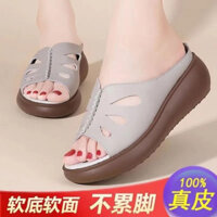 Giày Sandal Da Thật Mềm Cho Mẹ Mùa Hè 2024 Giữa Gót Phong Cách Mới Hàng Sẵn Có Giày Đế Bằng Thời Trang Mặc Bên Ngoài Nhẹ Dép Nữ Trung Niên Giày Sandal Nêm Nữ