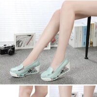 Giày slip on đế cao của zanaka và sesdad hàng hiệu giá bình dân chỉ từ 385k đến 395k được đôi giày êm hết ý luôn đấy ạ..