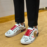 Giày sneaker Dolce Gabbana Trắng họa tiết logo chữ dây Đỏ LA DDT