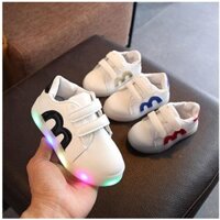 Giày thể thao có đèn LED cho bé