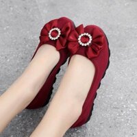 Giày vải Bắc Kinh kiểu mới cho phụ nữ, giày slip-on nông cho mẹ, giày lười cỡ lớn, giày phẳng thoải mái cho phụ nữ