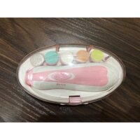 Giũa móng tay cho bé.