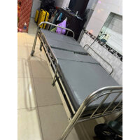 Giường bệnh nhân 2 tay inox hộp vạc kín có bô vệ sinh kèm nệm 7 phân.