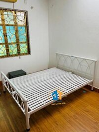 Giường sắt đan chéo màu trắng 1m6x2m