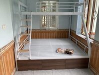 Giường sắt lệch tầng 1m8 có ngăn kéo đồ