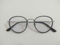 Gọng kính màu đen phối bạch kim UniQlo dành cho khuôn mặt nhỏ nhắn.