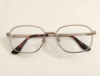 Gọng kính titanium màu vàng đồng Zef thuộc thương hiệu Charmant.