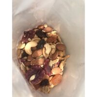 Granola (yến mạch nướng cùng các loại hạt, trái cây khô...)