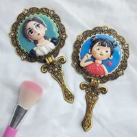 Gương cầm tay hình tròn gắn hình chibi đất sét nổi hoa văn cổ điển vintage làm theo yêu cầu