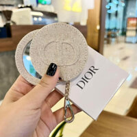 Gương gift Di.i0r có thể làm charm đeo túi