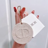 Gương gift Diior có thể làm charm đeo túi