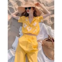 [Hàng có sẵn Vận chuyển nhanh] Bộ đồ khí chất eo cao mùa hè bán chạy Bộ đồ ngắn tay có ve áo Niche in hình thời trang Áo sơ mi màu vàng thời trang nữ Bộ đồ hai mảnh ống rộng
