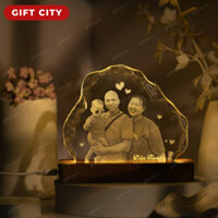 [HÀNG MẪU KHÔNG BÁN] Khắc ảnh gia đình 3D trên pha lê trong suốt hình ngọn núi, đế gỗ có đèn led