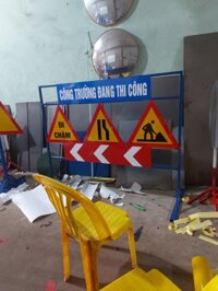 Hàng rào biển báo công trường đang thi công