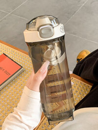 Hàng sẵn có * Cốc nước có tỷ lệ Phong cách mới Cốc uống nước trực tiếp có giá trị cao Dung tích lớn Cốc lắc nhựa di động dành cho sinh viên mùa hè