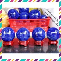 Hàng top Đá bi thủy tinh xanh dạng núi lửa có xử lý, nặng từ 2-2.5 kg, có đế gỗ ở dưới, trưng bày phong thuỷ may mắn