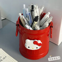 [Haroro] Hộp đựng bút HelloKittyins 12cm Hộp đựng bút Sanrio Hộp đựng bút Hello Kitty Sắt dễ thương Giá trị cao Đơn giản Máy tính để bàn Người ảnh hưởng Văn phòng phẩm Bàn chải trang điểm học sinh đa chức năng Xô