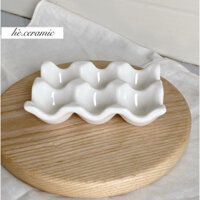 HÈ.CERAMIC / Khay trứng bằng gốm màu trắng. Vỉ đựng trứng bằng gốm sứ. Khay 6 trứng màu trắng.