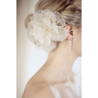 Hoa cài tóc cô dâu