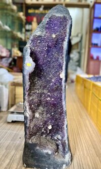 Hốc đá Thạch Anh Tím (nhập khẩu từ Brazil); KT: 69x20cm, TL: 250kg (giá tính theo ký)