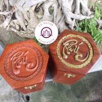 Hộp đựng chè ( trà) , ống đựng trà, lọ đựng chè lục giác gỗ hương khắc chữ phúc tỉ mỉ, để trên bàn uống nước sang trọng.