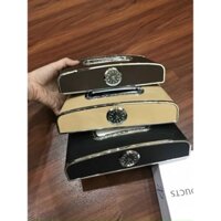 Hộp đựng khăn giấy trên ô tô có đồng hồ và bảng số điện thoại