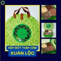 Hộp mứt tết thập cẩm Thành Long Xuân Lộc mix bốn loại món ăn đặc sắc: hạt hướng dương, kẹo dâu tây, mứt gừng Huế và nho.