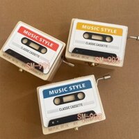 Hộp nhạc gỗ quay tay hình casette