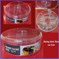 Hộp nhựa tròn trong suốt chia nhiều ngăn (6 ngăn), có nắp, đường kính 20cm cao 6cm.